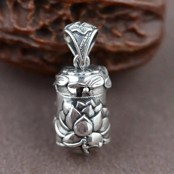 Pendentif Bouddha en Argent avec Amulette Bouddhiste – Édition Signature