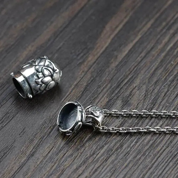 Pendentif Bouddha en Argent avec Amulette Bouddhiste – Édition Signature
