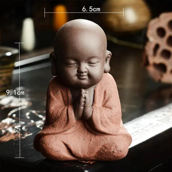 Statuette Bouddha Moine en Céramique – Prie en Sérénité
